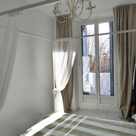 Omnia Charming 2 Bed And Aircon In Historic