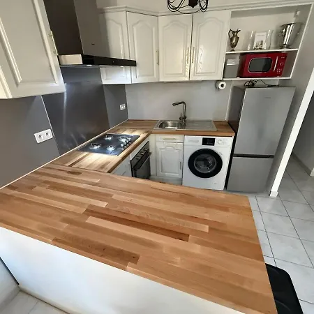 Omnia Charming 2 Bed And Aircon In Historic アパート Fréjus