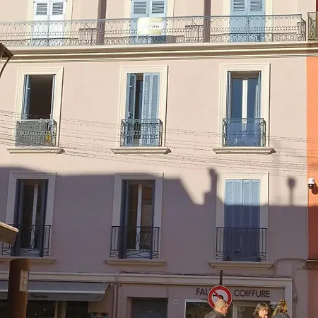 Omnia Charming 2 Bed And Aircon In Historic アパート Fréjus