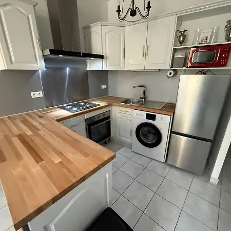 Omnia Charming 2 Bed And Aircon In Historic 아파트 Fréjus